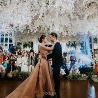 Syahnaz Sadiqah dan Jeje Govinda kini telah resmi menjadi pasangan suami istri. Sabtu (21/4/2018), keduanya menikah di Pine Hill, Lembang, Bandung, Jawa Barat. Berikut adalah sederet momen bahagia di acara tersebut. (Instagram/syahnazs)