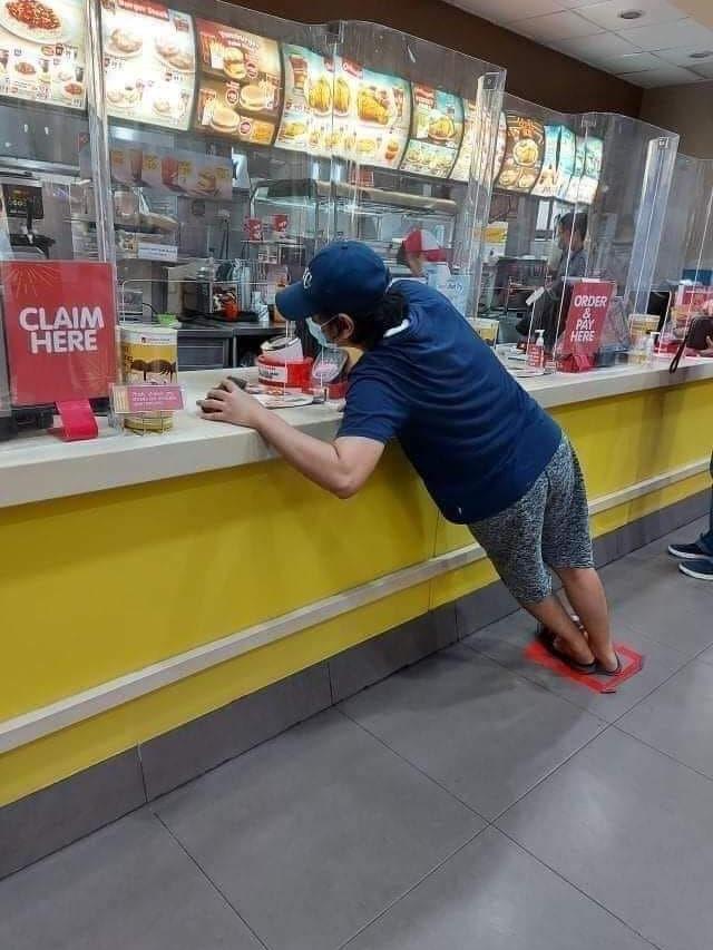 6 Potret Orang Taati Aturan Tanda 'X' Jaga Jarak Ini Kocak Banget