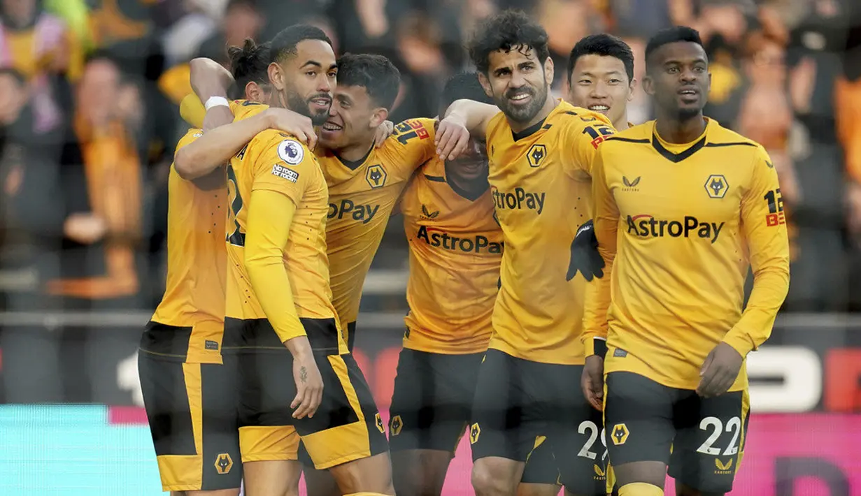 <p>Pemain Wolverhampton Wanderers merayakan setelah pemain Crystal Palace Joachim Andersen mencetak gol bunuh diri. (Nick Potts/PA via AP)</p>