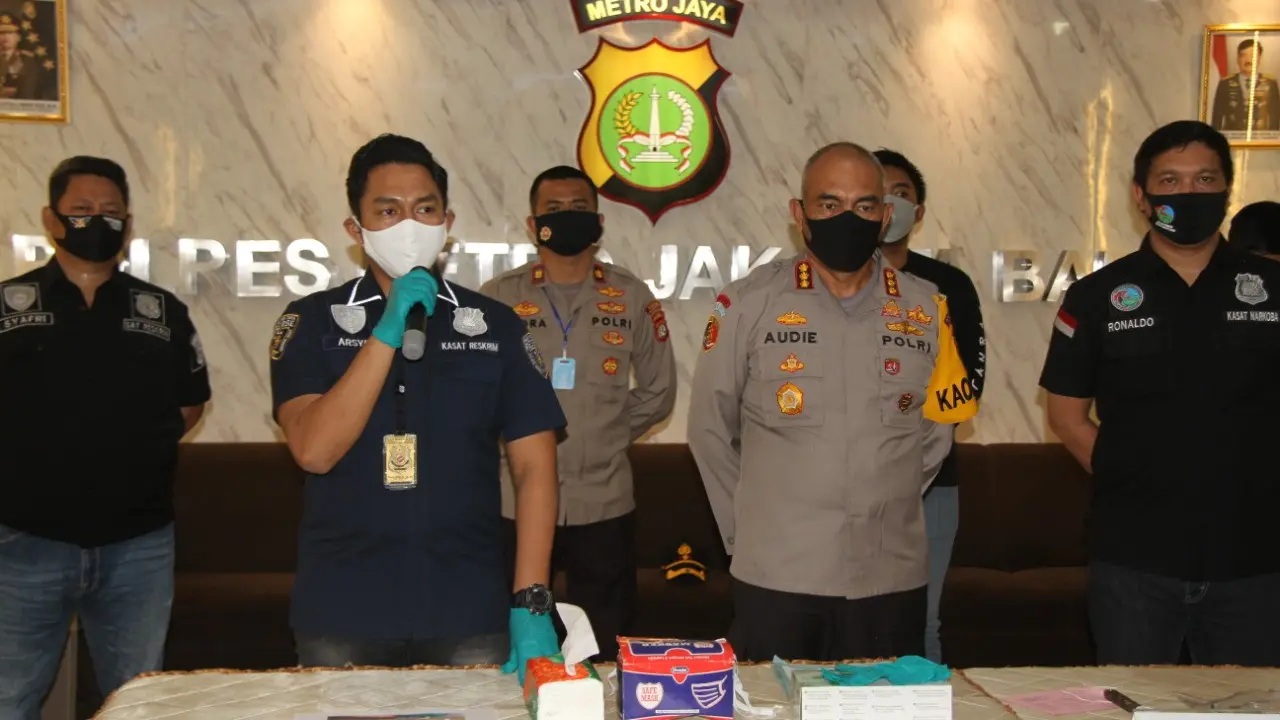 Kapolres Metro Jakarta Barat Kombes Audie S Latuheru (dua dari kanan). (dok Polres Jakarta Barat)