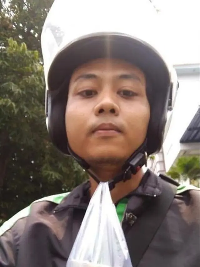 Potret Perjuangan Ojol Saat Mengantar Kiriman Barang