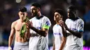 Pemain Marseille, Samuel Gigot, bersama rekannya tampak kecewa setelah ditaklukkan Atlanta pada laga semifinal Liga Europa di Bergamo, Italia, Jumat (10/5/2024). (AFP/Marco Bertorello)