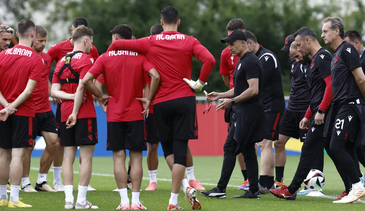Tim asuhan Sylvinho harus menang dalam laga ini untuk membuka peluang lolos ke 16 besar. (KENZO TRIBOUILLARD / AFP)