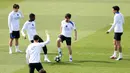 (dari kiri) Gelandang Paris Saint-Germain asal Korea Selatan, Kang-in Lee, penyerang Paris Saint-Germain asal Prancis, Ousmane Dembele; gelandang Paris Saint-Germain asal Portugal, Vitinha; dan bek Paris Saint-Germain asal Brasil, Marquinhos saat mengikuti sesi latihan klub sebelum pertandingan leg pertama semifinal Liga Champions 2025/2026 melawan klub Jerman, Bayern Muenchen, di PSG Campus, Poissy, Barat Laut Paris, pada Senin 27 April 2026. (FRANCK FIFE/AFP)