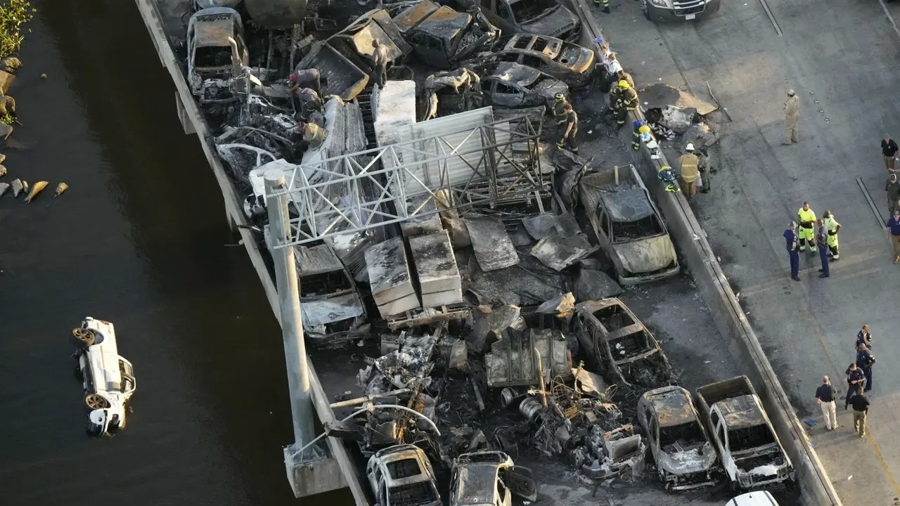 Kecelakaan tabrakan beruntun sekitar 158 kendaraan di Interstate 55 dekat New Orleans, Louisiana, Amerika Serikat (AS). (AP/Gerald Herbert)