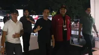 Presiden Joko Widodo ditemani ibu negara, Iriana, menyempatkan waktu menonton pertandingan Indonesia Open 2023 di Istora Senayan, Jakarta, Sabtu (17/6/2023) malam WIB. (Bola.com/Abdul Aziz)