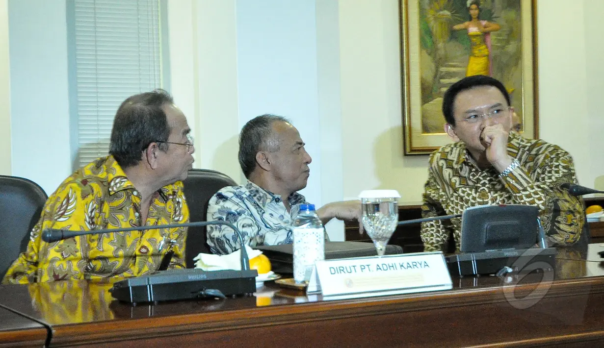 Gubernur DKI Jakarta Basuki Tjahaja Purnama (kanan) saat menghadiri rapat terbatas di Istana Kepresidenan, Jakarta, Rabu (1/4/2015). Rapat membahas tentang pengelolaan moda transportasi massal. (Liputan6.com/Faizal Fanani)