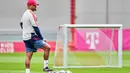 Pelatih Bayern Munchen, Vincent Kompany, mengindikasikan timnya akan tetap mempertahankan pendekatan menyerang namun dengan kewaspadaan ekstra terhadap serangan balik cepat PSG. Tampak dalam foto, pelatih Munich, Vincent Company, saat menghadiri sesi latihan jelang pertandingan leg kedua semifinal Liga Champions 2025/2026 melawan Paris Saint-Germain (PSG) di Jerman, Selasa 5 Mei 2026. (AP Photo/Matthias Schrader)