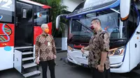 Dua unit bus anticorona ditinjau langsung oleh gubernur Jateng, Ganjar Pranowo. (sumber: jatengprov)