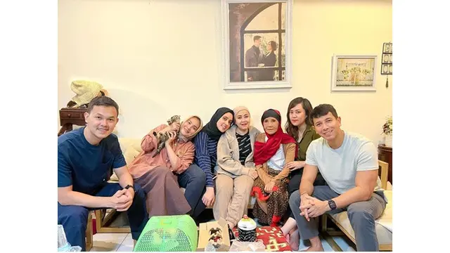 6 Potret Kenangan Elma Theana dan Sonny Septian dengan Ibunda Semasa Hidup