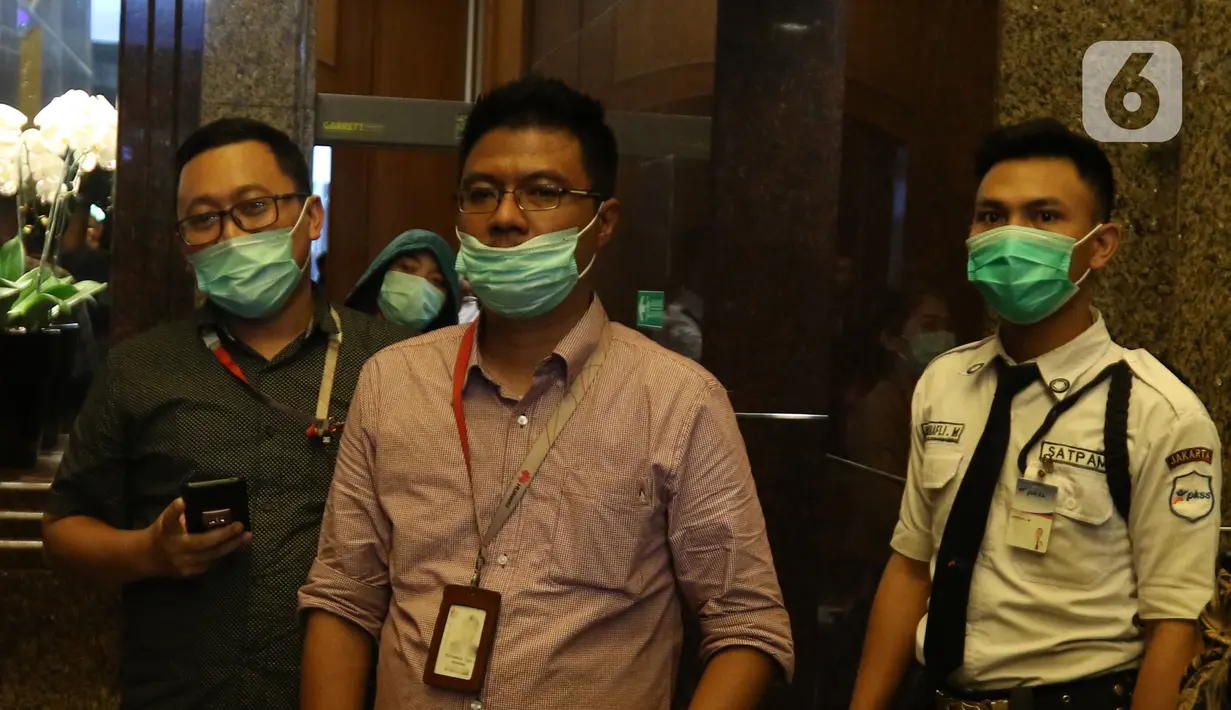 Sejumlah karyawan menggunakan masker saat keluar dari gedung kantor Bank BRI, Jakarta, Kamis (23/1/2020). BRI menyatakan telah melakukan pengendalian risiko keselamatan bagi pekerja BRI dengan memberikan masker untuk seluruh pekerja Kantor Pusat Bank BRI. (Liputan6.com/Herman Zakharia)