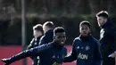 Gelandang Manchester United Paul Pogba (kiri) saat sesi latihan jelang menjamu Paris Saint-Germain (PSG) pada leg pertama babak 16 besar Liga Champions di Manchester, Inggris, Senin (11/2). (FRANCK FIFE/AFP)