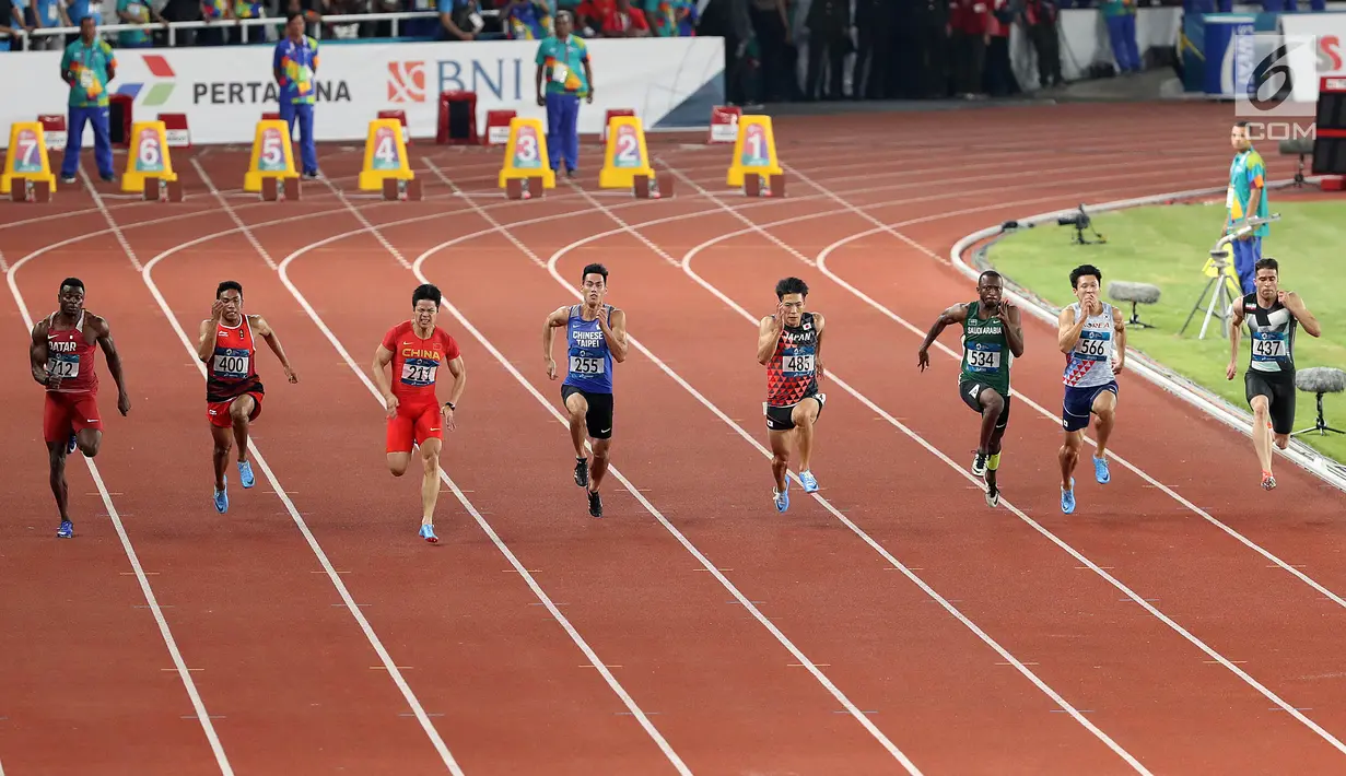 Sprinter Indonesia, Lalu Muhammad Zohri (kedua kiri) saat lari nomor 100 meter putra pada final atletik Asian Games 2018 di Stadion Utama GBK, Jakarta (26/8). Muhammad Zohri mencatatkan waktu 10,20 detik. (Liputan6.com/Fery Pradolo)