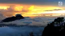 Pemandangan Gunung Merapi dilihat dari atas Gunung Merbabu di Selo, Boyolali, Jawa Tengah, Sabtu (2/2/2019). Aktivitas Gunung Merapi dalam beberapa hari terakhir masih tinggi dan masih berada di level 2 atau waspada. (Merdeka/Arie Basuki)