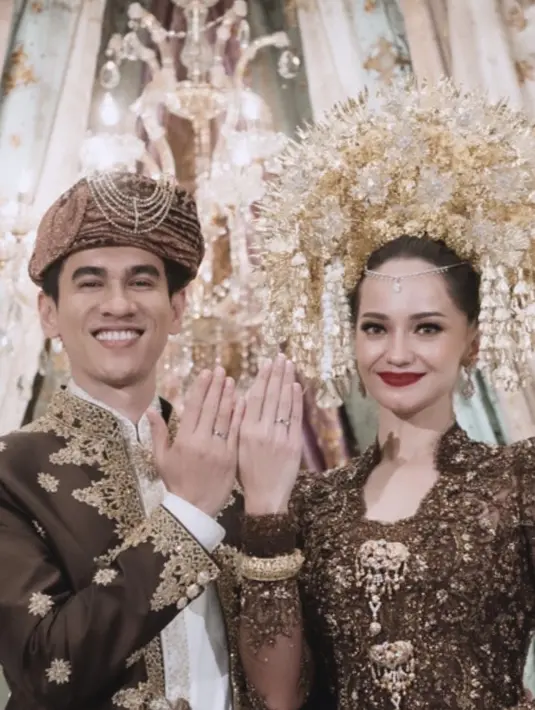 <p>Enzy Storia dan Molen mengenakan pakaian adat Minang serba cokelat saat melangsung akan nikah. (@enzystoria)</p>