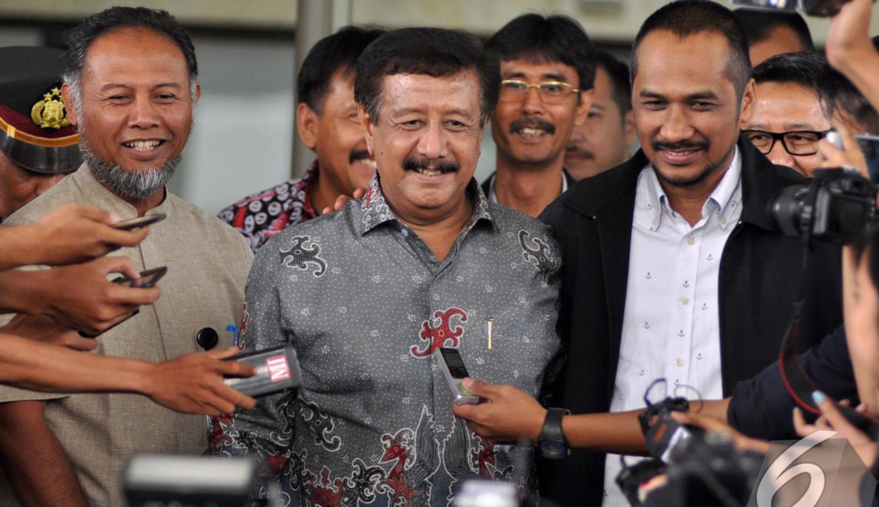 Mantan Jaksa Agung Basrief Arief memberikan keterangan pers usai menyerahkan Laporan Harta Kekayaan Penyelenggara Negara (LHKPN), Jakarta, Senin (17/11/2014) (Liputan6.com/Miftahul Hayat)