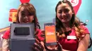 Dua model memperlihatkan aplikasi otomotif T-Bike saat peluncuran di kawasan SCBD, Jakarta, Kamis (3/3).  Aplikasi yang diluncurkan Telkomsel itu mampu memonitor, memandu dan mengendalikan sepeda motor dari ponsel cerdas. (Liputan6.com/Angga Yuniar)