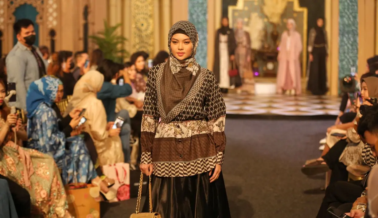 Kemudian Zaskia Sungkar menampilkan koleksi bertajuk  Alayya yang mengambil inspirasi dari tanah kelahiran sang kakek di Timur Tengah.  [Foto: Adrian Utama P].