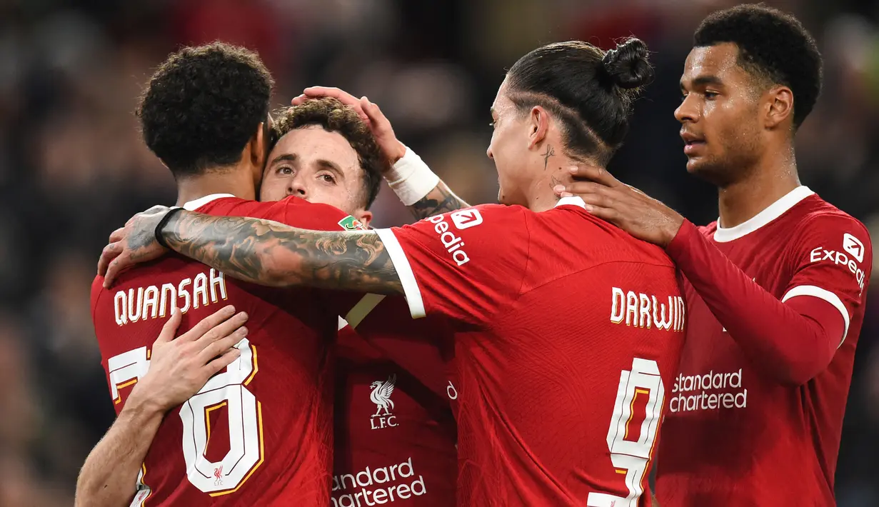 Pemain Liverpool, Diogo Jota (kedua kiri) melakukan selebrasi setelah mencetak gol ketiga timnya ke gawang Leicester City lewat sepakan backheel-nya saat laga putaran ketiga Carabao Cup 2023/2024 di Anfield, Liverpool, Inggris, Kamis (28/09/2023) dini hari WIB. (AP Photo/Jon Super)