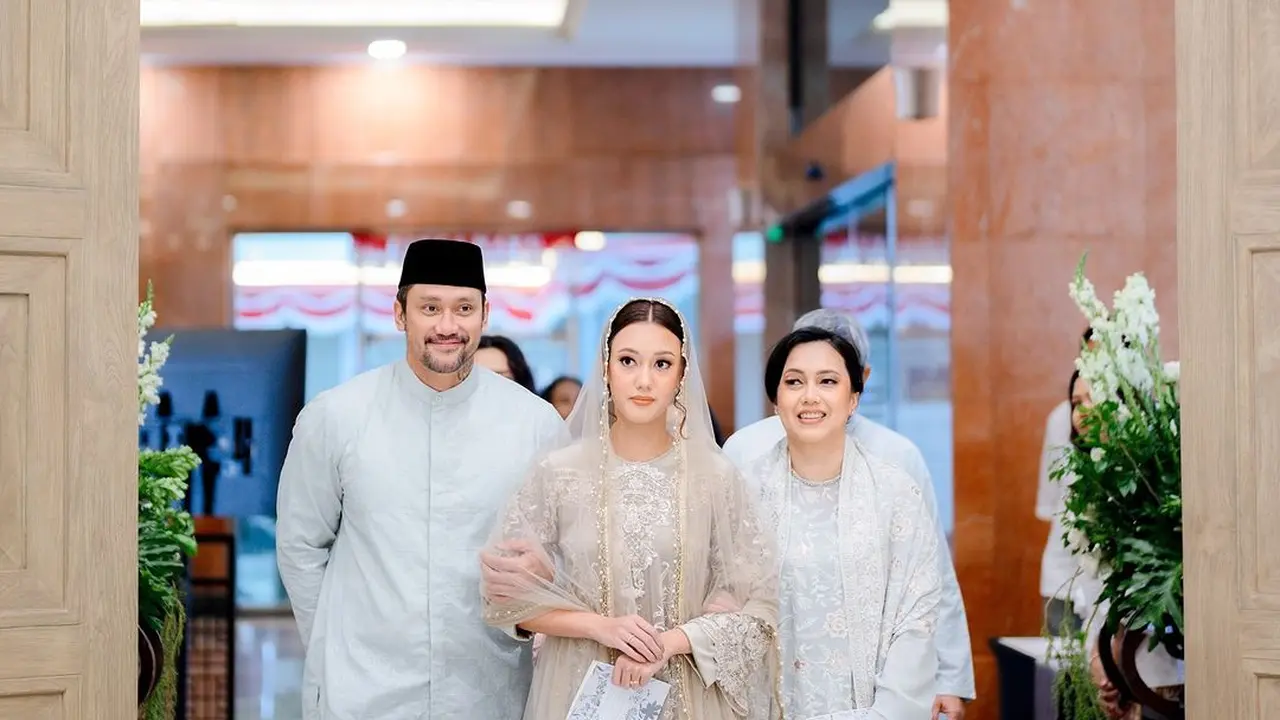 6 Potret Tampilan Kompak Tora Sudiro dan Mantan Istri Dampingi Putri Sulung Mereka Menikah