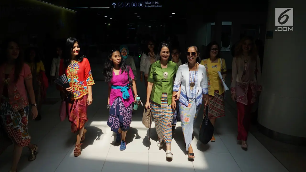 Selasa Berkebaya di Stasiun MRT Dukuh Atas