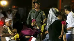 Keluarga korban jatuhnya pesawat Hercules C-130 saat menunggu kepastian identifikasi, di depan RSUP Adam Malik, Medan, Selasa (30/6/2015). Pesawat berpenumpang 122 orang tersebut terjatuh dan menimpah pemukiman warga. (REUTERS/Beawiharta)