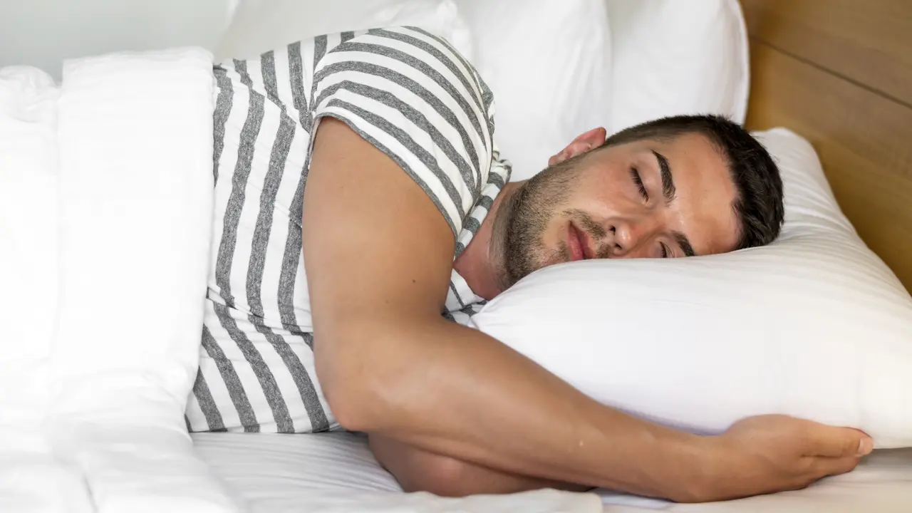 Ilustrasi laki-laki tidur, bermimpi