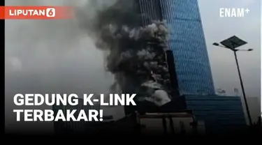 Gedung K-Link di jalan Gatot Soebroto Jakarta terbakar hari Sabtu (15/7). Sejumlah mobil kebakaran dikerahkan untuk memadamkan kobaran api di gedung tinggi tersebut.
