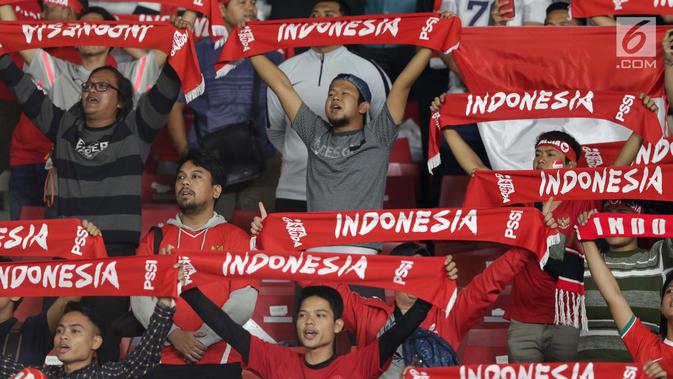 Suporter Tim Garuda membentangkan syal jelang menyaksikan Indonesia melawan Thailand pada laga Grup G Kualifikasi Piala Dunia 2022 zona Asia di Stadion Utama Gelora Bung Karno, Jakarta, Selasa (10/9/2019). Indonesia kalah 0-3. (Liputan6.com/Helmi Fithriansyah)