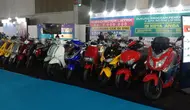 Deretan Motor Listrik Di Pameran PEVS 2023. (Liputan6.com/Jordy Rivaldo)