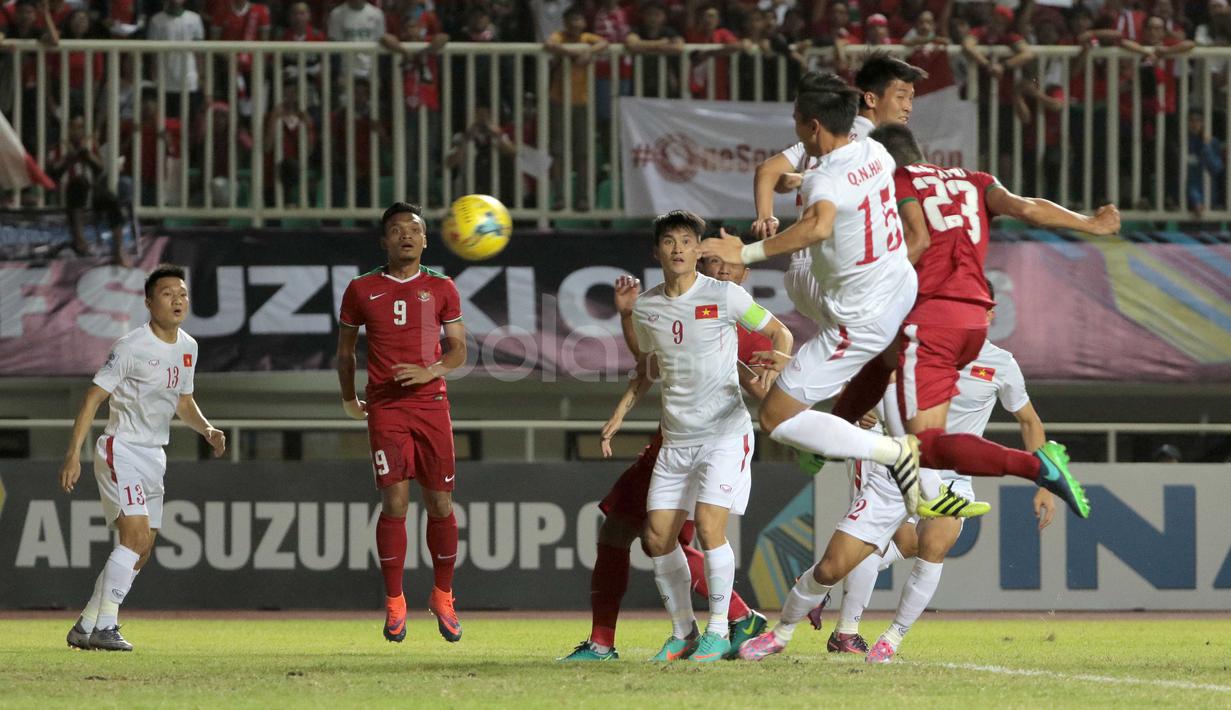 Bola hasil sundulan Hansamu Yama (23) meluncur ke pojok kanan gawang Vietnam pada laga Semi-final AFF Suzuki Cup 2016 di Stadion Pakansari, Bogor, (03/12/2106). (Bola.com/Nicklas Hanoatubun)
