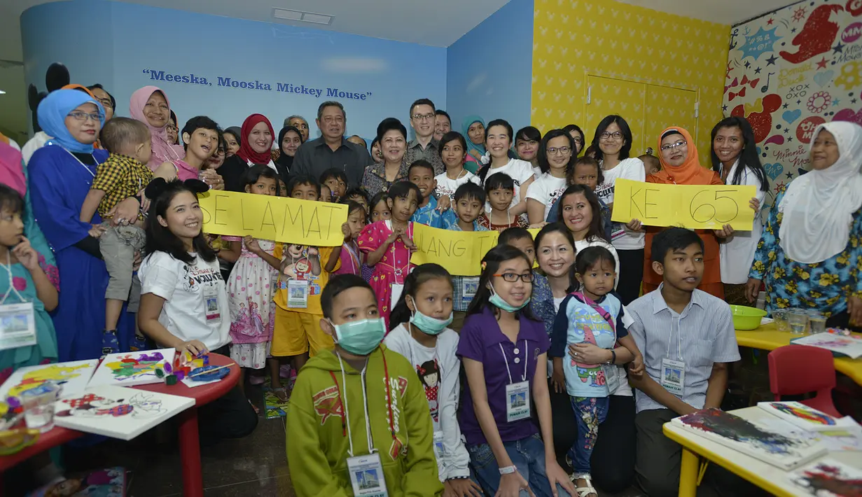 Presiden SBY berfoto bersama dengan sejumlah dokter, tenaga medis, sukarelawan dan anak-anak usai meresmikan Pusat Kesehatan Ibu dan Anak RSCM Kiara, Jakarta, (9/9/14). (ANTARA FOTO/Widodo S.Jusuf)