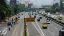 Sejumlah kendaraan melintas di Tol Dalam Kota Jakarta, Senin (4/1/2016). Pasca libur panjang perayaan Natal 20015 dan Tahun Baru 2016, sejumlah ruas jalan ibukota mulai dipadati pengendara. (Liputan6.com/Helmi Fithriansyah)