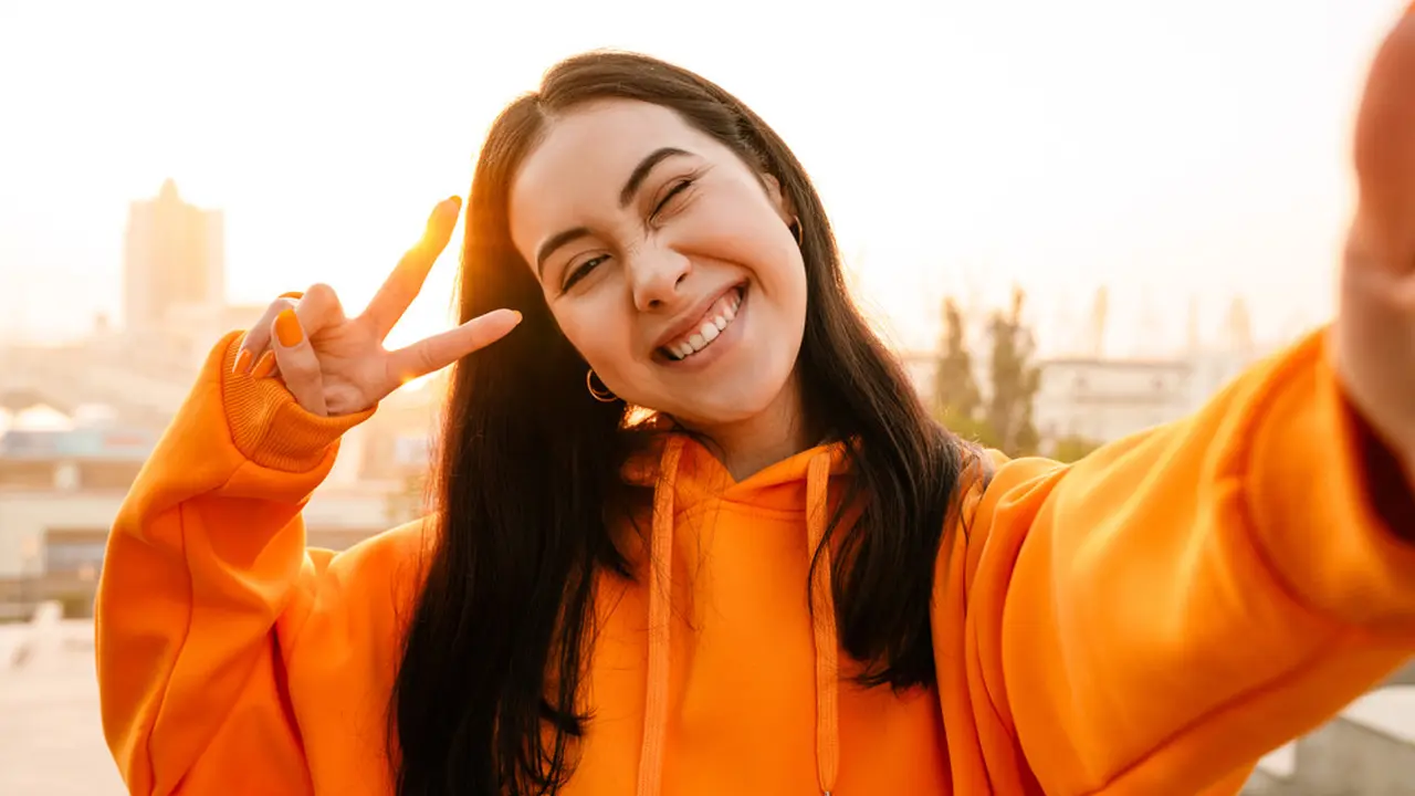 baju orange tersenyum cantik santai selfie