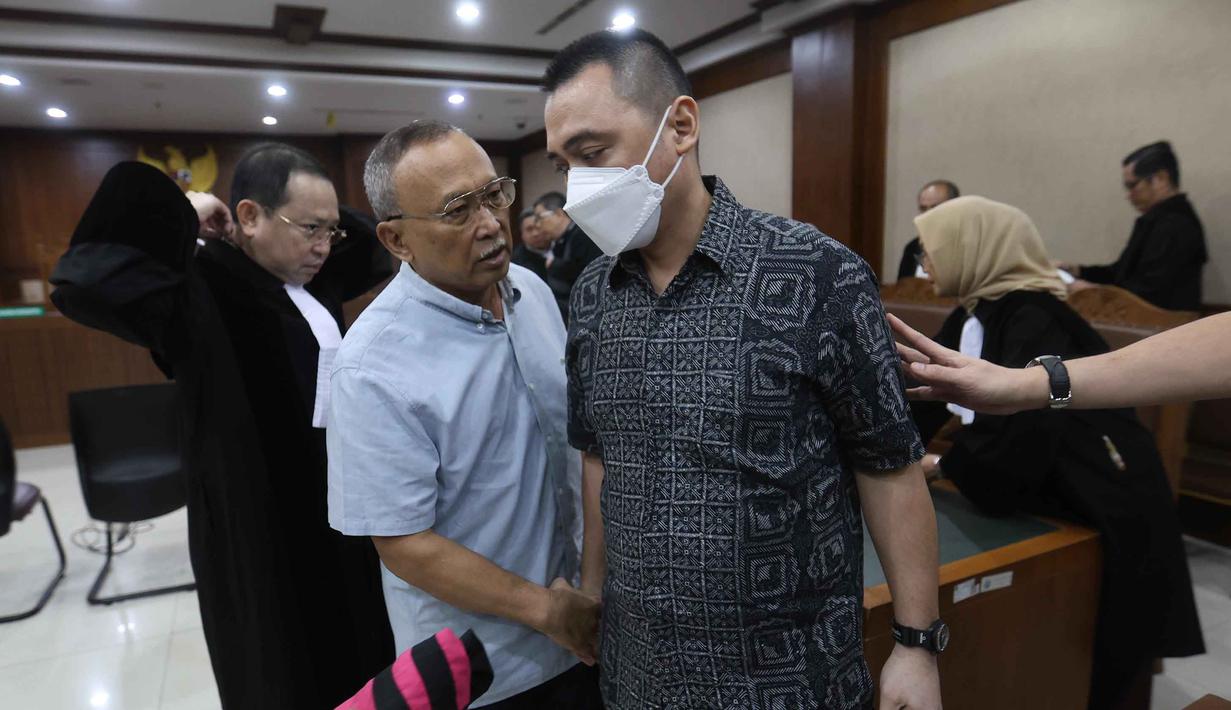 Dalam dakwaannya, jaksa mengatakan perbuatan para terdakwa terkait tata kelola minyak mentah telah menyebabkan kerugian negara sebesar Rp 285 triliun. Tampak dalam foto, terdakwa kasus dugaan korupsi tata kelola minyak mentah, Hanung Budya Yuktyanta (kedua kiri) berbincang dengan Martin Haendra Nata usai mengikuti sidang pembacaan tuntutan di Pengadilan Tindak Pidana Korusi (Tipikor), Jakarta, Kamis (23/4/2026). (Kapanlagi.com/Budy Santoso)