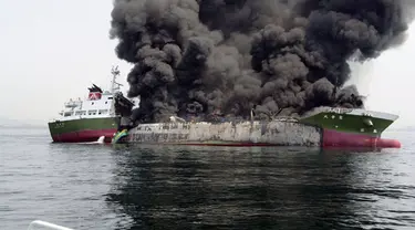 Kamis 29 Mei 2014, sebuah kapal tanker minyak seberat 998 ton meledak di lepas pantai Jepang. (AFP PHOTO/Japan Coast Guard)