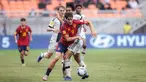Pemain Timnas Jerman U-17, Paris David Odogu (tengah),&nbsp;berusaha menghalau pergerakan pemain Spanyol U-17, Marc Guiu dalam pertandingan perempat final Piala Dunia U-17 2023 yang berlangsung di Jakarta International Stadium, Jumat (24/11/2023). (Bola.com/Bagaskara Lazuardi)