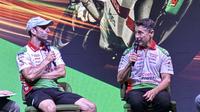 Pembalap Castrol Honda LCR MotoGP Johann Zarco (kiri) dan Team Principal Castrol Honda LCR MotoGP Lucio Cecchinello saat menghadiri peluncuran Castrol Power1 Ultimate Superbike di kawasan Senayan, Jakarta pada Selasa (30/9/2025). (Liputan6.com/Melinda Indrasari)