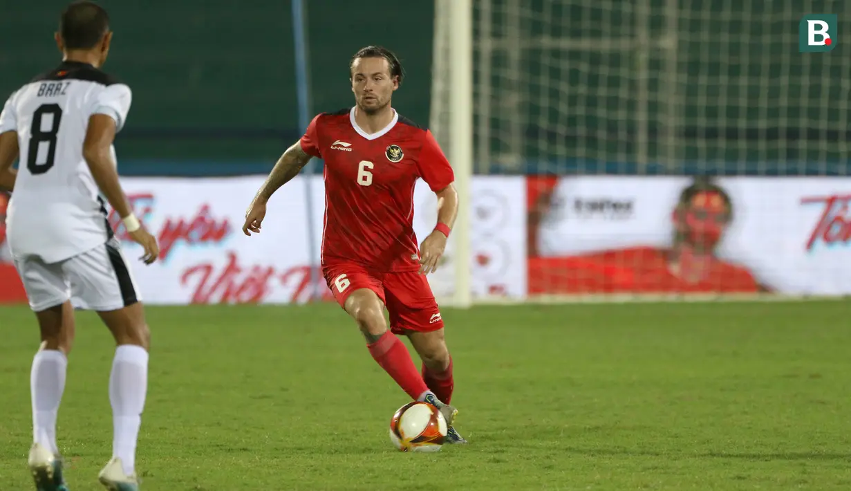 <p>Marc Klok sempat membuat blunder di kotak penalti hingga Timor Leste mendapat hadiah penalti. Beruntung, kiper Ernando Ari Sutaryadi mampu mementahkan tendangan penalti pemain Timor Leste. (Bola.com/Ikhwan Yanuar)</p>