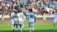 Selebrasi striker Sassuolo, Andrea Pinamonti usai mencetak gol ke gawang Atalanta. Jay Idzes dan kawan-kawan menang 3-0 atas La Dea dalam laga pekan ke-11 Serie A 2025/2026 di New Balance Arena, Bergamo, Minggu (9/11/2025). (Dok. Sassuolo)