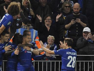 Para pemain Chelsea merayakan gol yang dicetak oleh Eden Hazard ke gawang Liverpool pada laga Piala Liga Inggris di Stadion Anfield, Rabu (26/9/2018). Liverpool takluk 1-2 dari Chelsea. (AP/Rui Vieira)