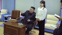Foto yang dirilis pemerintah Korea Utara menunjukkan Kim Jong Un dan putrinya Kim Ju Ae mengunjungi National Aerospace Development Administration di Korea Utara pada Selasa (18/4/2023). (Dok. KCNA via AP)