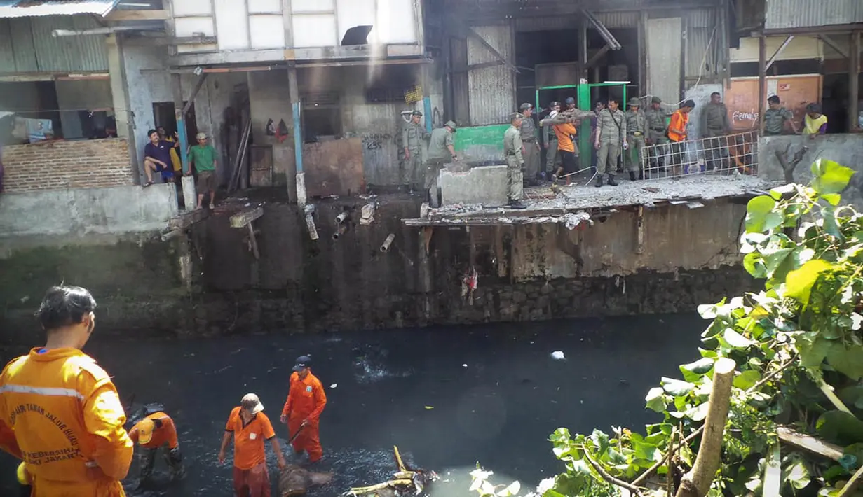 Penertiban ini merupakan salah satu upaya meminimalisasi banjir dan genangan yang kerap menghantui warga Jakarta Selatan, Senin (18/8/14). (Liputan6.com/Faizal Fanani)