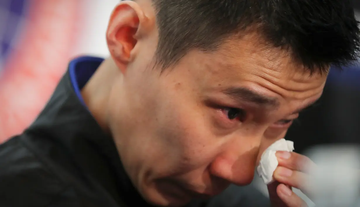Pebulutangkis Malaysia, Lee Chong Wei (36) dengan berlinang air mata saat mengumumkan pensiun melalui konferensi pers di Putrajaya, Kamis (13/6/2019). Mantan pemain nomor satu dunia ini memutuskan untuk gantung raket alias pensiun akibat kanker yang dideritanya. (AP Photo/Vincent Thian)