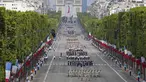 Parade militer memeriahkan peringatan Bastile Days 2014 di sepanjang jalan Champs Elysees di Paris, Perancis, (14/7/2014). (REUTERS/Thomas Samson/Pool)