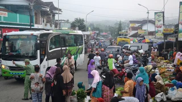 Pasar tumpah di sejumlah pnggir jalan Cilacap juga brpotensi menyebabkan macet. (Foto: Liputan6.com/Muhamad Ridlo)