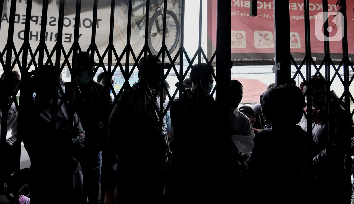 Warga antre menunggu giliran untuk memasuki toko sepeda di Kramat Jati, Jakarta, Minggu (21/6/2020). Dalam sebulan terakhir, penjualan sepeda di Ibu Kota meningkat tajam seiring minat dan tren warga yang melonjak menggunakan transportasi gowes itu di masa pandemi. (merdeka.com/Iqbal Nugroho)