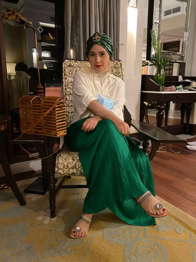 Foto Masa Sekolahnya Sempat Viral, Ini 6 Potret Istri Eko Patrio yang Awet Muda