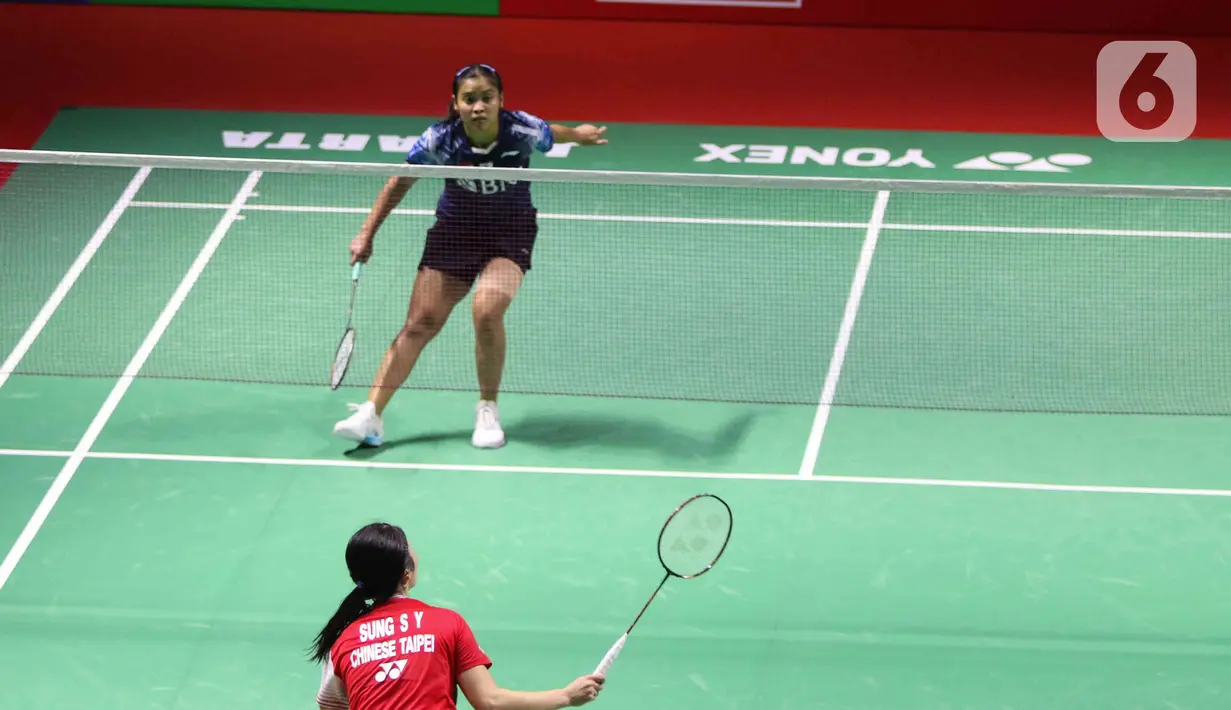 Pebulu tangkis tunggal putri Indonesia Gregoria Mariska Tunjung mengembalikan kok ke arah lawannya pebulu tangkis tunggal putri Sung Shuo Yun pada babak 32 besar turnamen Daihatsu Indonesia Masters 2023 di Istora Senayan, Jakarta, Rabu (25/1/2023). Gregoria Mariska Tunjung harus menghadapi persaingan ketat dengan tunggal putri China Taipei. (Liputan6.com/Herman Zakharia)