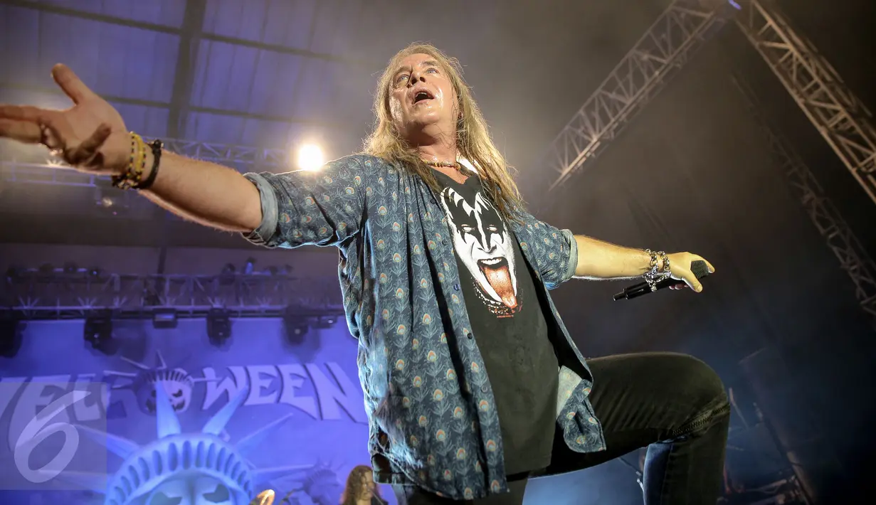 Vokalis Helloween, Andi Deris mengajak penonton untuk bernyanyi saat aksi panggung di Senayan, Jakarta, Kamis (22/10/2015). Penampilan Helloween di Jakarta merupakan bagian dari tur Helloween My God-Given Right Tour 2015. (Liputan6.com/Faizal Fanani)